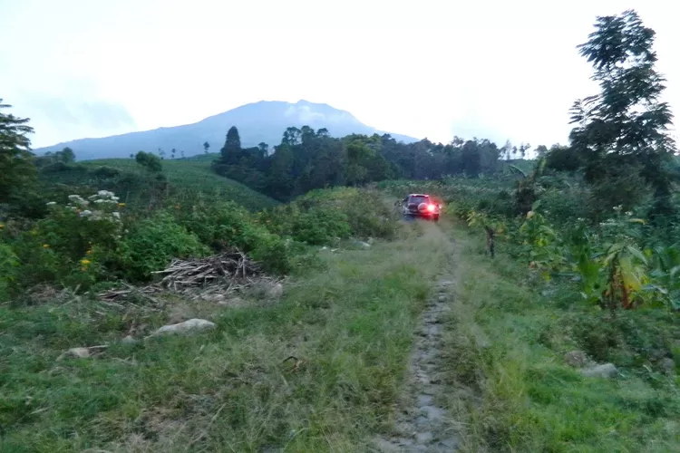 Jalan menuju ke puncak Gunung Sumbing di desa Pagergunung (Amat Sukandar)