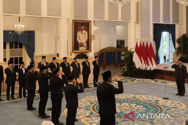 Presiden RI Prabowo Subianto saat melantik lima menteri baru di Kabinet Merah Putih, bertempat di Istana Negara, Jakarta, Senin (8/9/2025).  (ANTARA/Andi Firdaus)