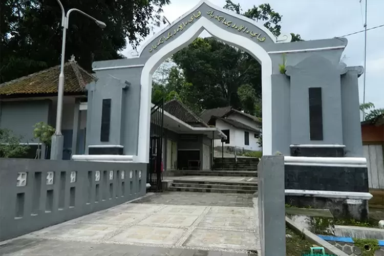 Gapura masuk ke kompleks Makam Ki Ageng Makukuhan (Dok. Amat Sukandar)