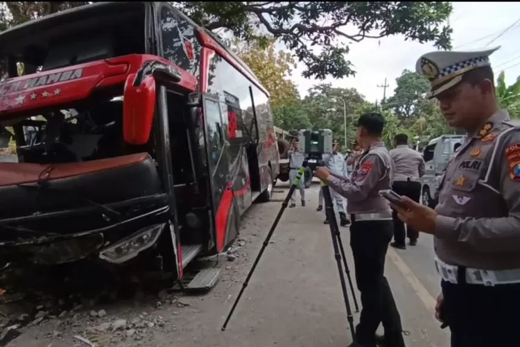 Petugas melakukan olah TKP di lokasi kecelakaan yang menyebabkan delapan orang meninggal dunia di di Jalan Raya Bromo, Desa Boto, Kecamatan Lumbang, Kabupaten Probolinggo, Minggu (14/9/2025).  (ANTARA/HO-Humas Polres Probolinggo)