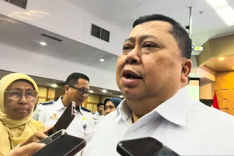 Sekretaris Direktorat Jenderal Perhubungan Darat (Sesditjen Hubdat) Kemenhub Ahmad Yani menjawab pertanyaan awak media ditemui, di Jakarta, Senin (15/9/2025).  (ANTARA/Harianto)