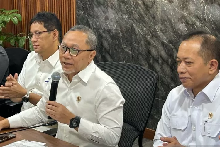 Menteri Koordinator Bidang Pangan (Menko Pangan) Zulkifli Hasan (tengah) didampingi Menteri Keuangan Purbaya Yudhi Sadewa (kiri) dan Menteri Koperasi Ferry Juliantono (kanan) dalam Rapat Koordinasi Monitoring dan Evaluasi Etapi II Kopdes, di Kantor Kemenko Pangan, Jakarta, Senin (15/9/2025). (ANTARA/Maria Cicilia Galuh )