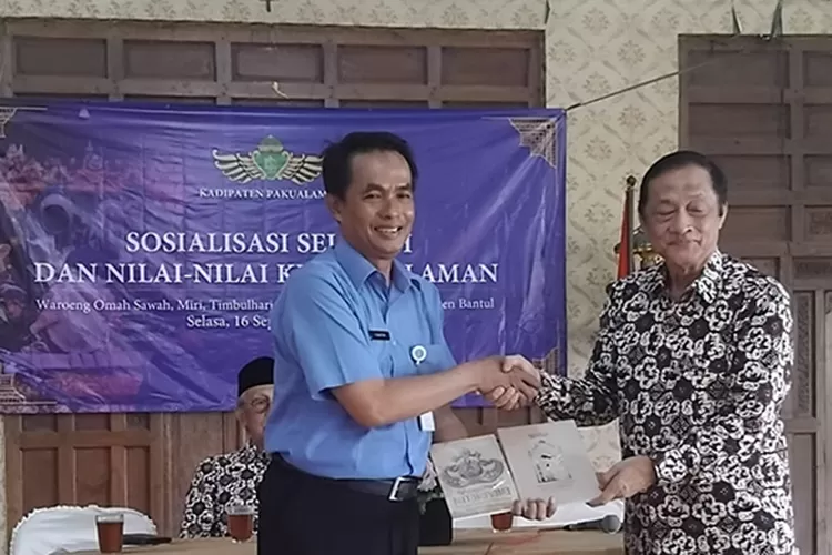 Penyerahan buku Kadipaten Pakualaman oleh K.M.T. Rekso Prabowo kepada Kadis Kebudayaan Bantul Yanatun Yunadiana.  (Teguh Priyono)