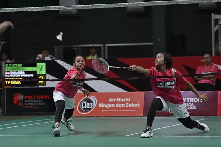 Ganda Putri Gracela Candrepha Utami/Rayya Aqila Qaireen asal PB Taqi Arena Bandung menundukkan perlawanan Delfina Siti Zaenab/Talita Permata Dewa dari PB Victory Bandung dalam lanjutan fase grup U-13 Putri Polytron Superliga Junior 2025, Selasa (16/9/2025).  (Dok Panitia)