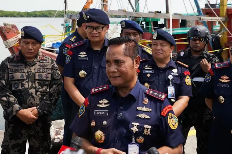 Direktur Jenderal Pengawasan Sumber Daya Kelautan dan Perikanan (PSDKP) KKP Pung Nugroho Saksono (Ipunk) menjelaskan kronologi pembakaran kapal pengawas ketika melakukan operasi pengawasan kapal trawl di Perairan Kabupaten Pesisir Selatan, Sumatera Barat, pada 10-12 September 2025.  (ANTARA/HO-PSDKP KKP)