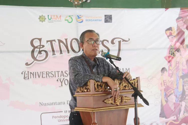 Rektor UWM, Prof. Dr. Edy Suandi Hamid, M.Ec. memberikan sambutan dalam Festival Budaya Etnofest dalam rangka Dies Natalis ke-43 UWM di Pendopo Agung Kampus Terpadu UWM, Banyuraden, Gamping, Sleman, Rabu (17/9/2025).  (Foto: Dok. Istimewa)
