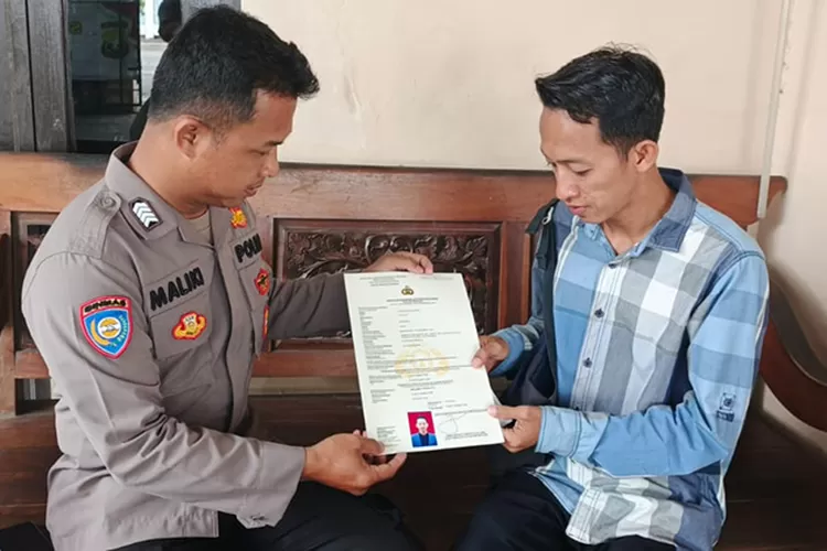 Bhabinkamtibmas antar SKCK ke rumah warga.  (Dokumen Polres Sukoharjo)