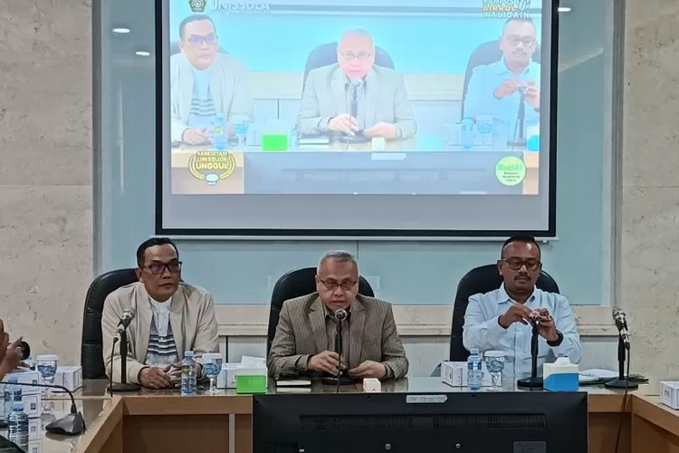 Prof Jawade Hafidz yang ditunjuk sebagai juru bicara Unissula (tengah) saat menyampaikan pernyataan kepada media, di Semarang, Kamis (18/9/2025).  (ANTARA/Zuhdiar Laeis)