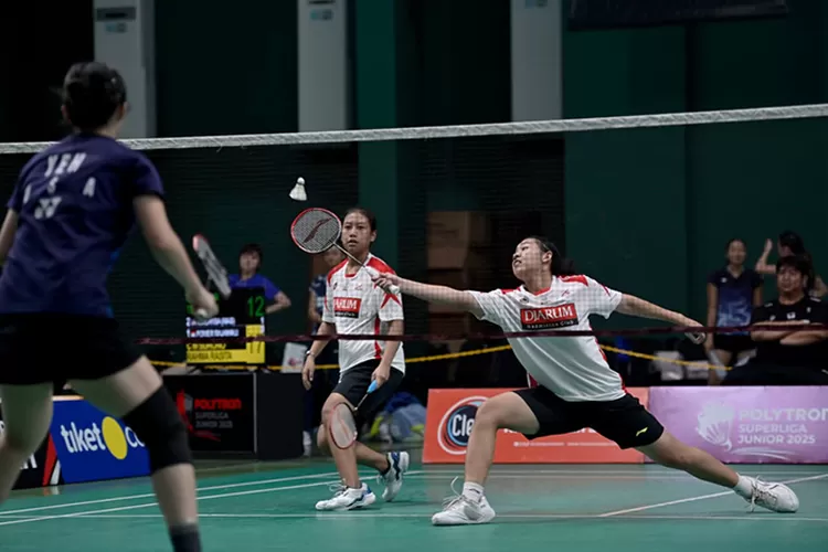 PB Jaya Raya memastikan lolos ke semifinal sebagai juara Grup U-17 Putri usai di partai ketiga Anggi Setia meredam perlawanan tunggal PB Taqi Arena Alisha Nuha Dian Haifa, dalam persaingan turnamen Polytron Superliga Junior 2025.  (Dok Panitia)