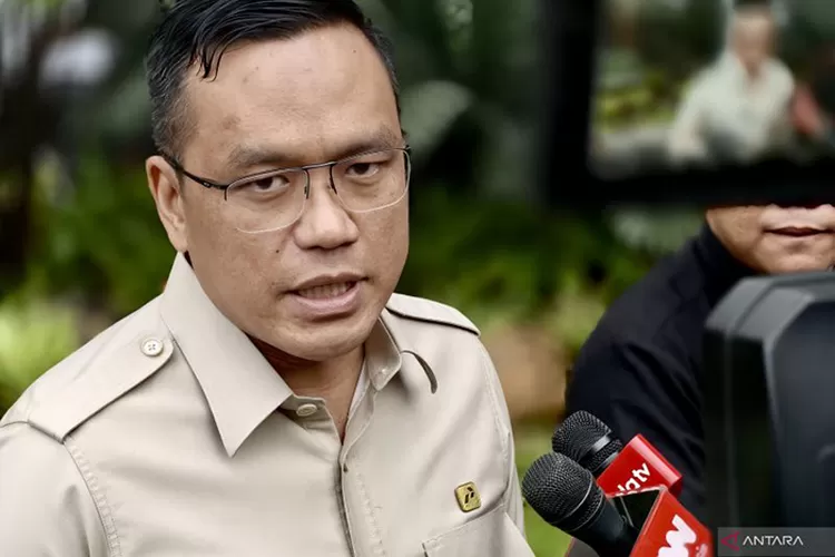 Direktur Utama Pertamina Simon Aloysius Mantiri menjawab pertanyaan wartawan saat dia tiba di Istana Kepresidenan RI, Jakarta, Jumat (19/9/2025) untuk menghadap Presiden Prabowo Subianto.  (ANTARA/Andi Firdaus.)