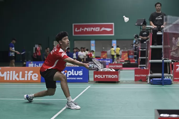 Aksi Raditya Bayu Wardhana saat membawa PB Djarum A melenggang ke partai puncak U-19 Putra usai mengubur asa Banthongyord (Thailand) di babak semifinal Polytron Superliga Junior 2025.  (Dok Panitia)