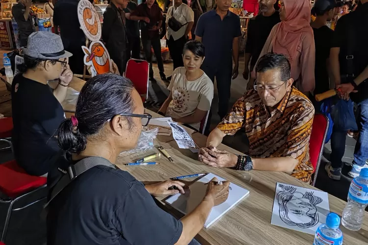 Kartunis Pakarti sosialisasikan Museum Kartun Indonesia di event Kresem Artstreet yang diselengarakan di Kawasan Kota Lama Semarang, Sabtu 20 September 2025.  (Foto: Dok. Pakarti)