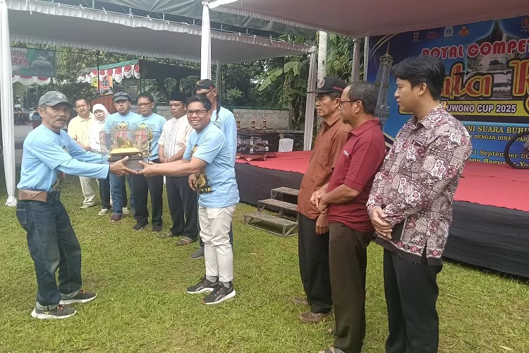 Prosesi pembukaan lomba derkuku Piala Raja HB Cup 2025, antara lain ada penyerahan trofi miniatur Mahkota Raja dari Dinas Pariwisata DIY kepada panitia.(Foto: Sulistyanto)