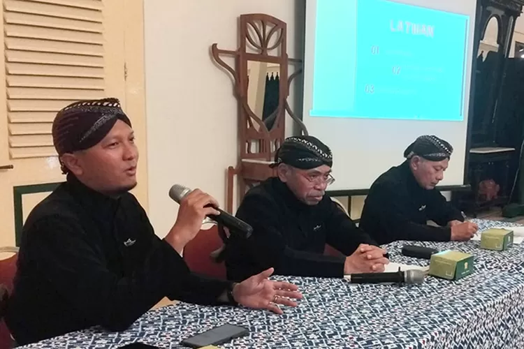 Pembicara dan moderator Dialog Budaya Malam Sabtu Kliwon.  (Teguh Priyono)