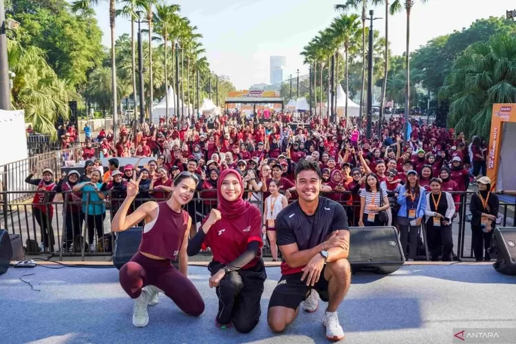 Maudy Ayunda dan Chicco Jerikho saat hadir sebagai duta merk hemaviton Fit &amp; Health Festival.  (ANTARA/HO-Hemaviton)