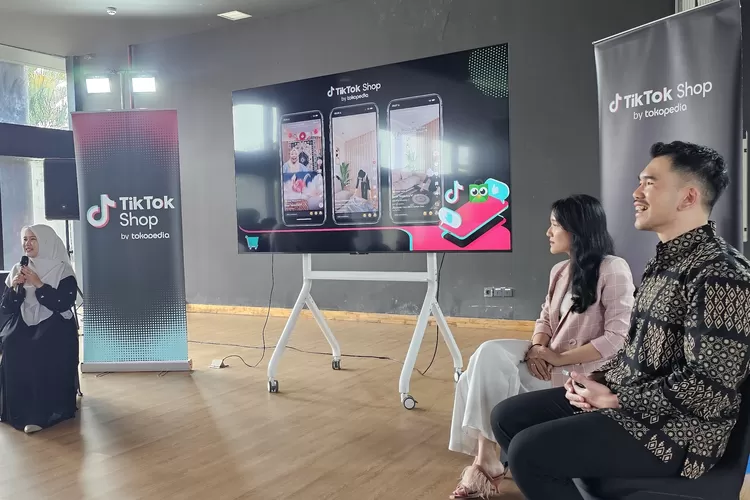 Dari kiri Kreator Konten sekaligus Afiliator, Dita Ristanti, Head Of Legal GIK UGM Florencia Irena Gunawan, bersama Engagement and Partnership Lead Tokopedia and TikTok E-Commerce Indonesia, Teddy, pada talkshow Certified LIVE Host Program TikTok Shop by Tokopedia di GIK UGM Yogya, Kamis (25/9). (Foto: Dok. Istimewa)