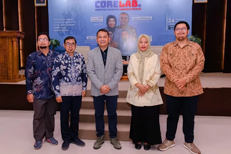 CEO Promedia, Agus Sulistriyono (tengah) bersama para pembicara dalam kegiatan CoreLab 2025 yang digelar Promedia Teknologi Indonesia (PTI) di kampus FISIPOL Universitas Negeri Surabaya (Unesa), Kota Surabaya, Jawa Timur, pada Rabu, 24 September 2025. ( Dok. Promedia)