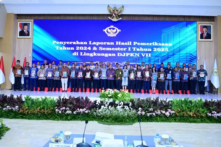 Anggota VII BPK Slamet Edy Purnomo (tengah, baju batik ungu) foto bersama dalam agenda penyerahan 26 Laporan Hasil Pemeriksaan (LHP) kepada 22 BUMN untuk periode pemeriksaan tahun 2024 hingga semester I tahun 2025, di Jakarta, Jumat (12/9/2025). ( ANTARA/HO-BPK )