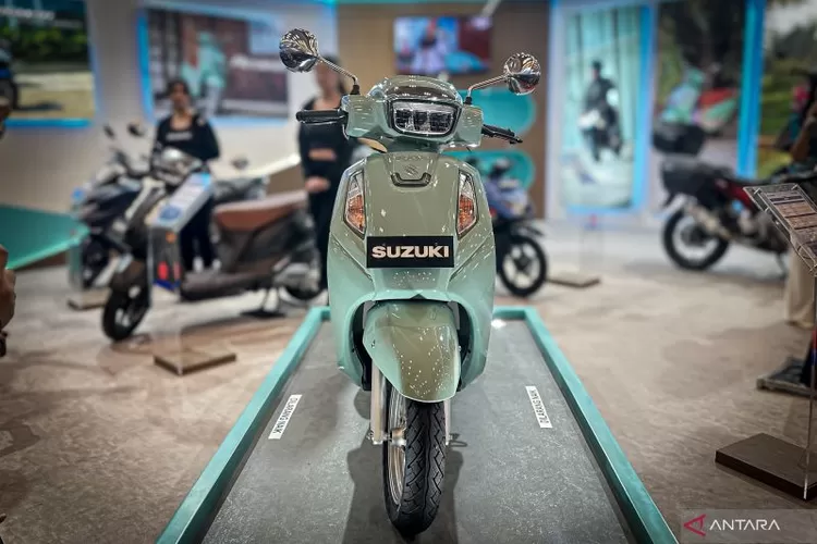 Suzuki Access 125 yang dipamerkan pada peluncurannya di Indonesia Motorcycle Show (IMOS) 2025 yang digelar di Indonesia Convention Exhibition (ICE) BSD City, Kabupaten Tangerang, Rabu (24/9/2025).  (ANTARA/Pamela Sakina)