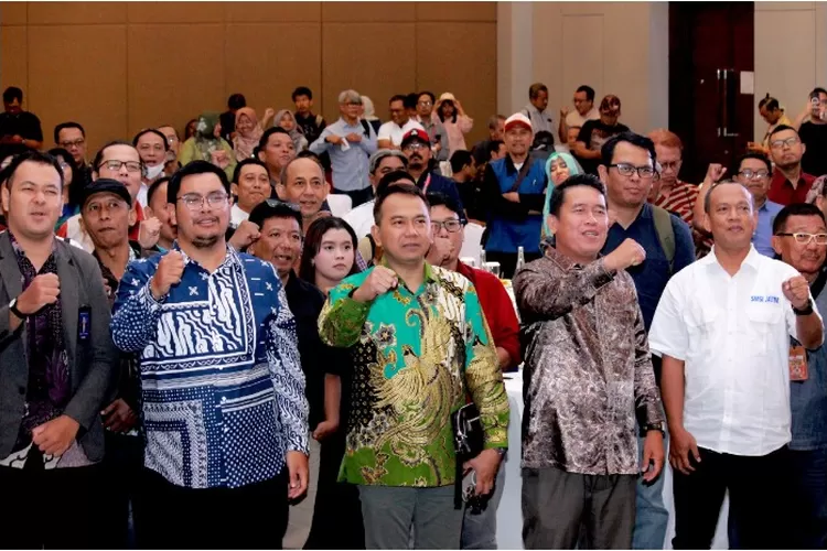 CEO Promedia, Agus Sulistriyono (tengah) bersama para peserta acara Mediapreneur Talks 2025 yang digelar Promedia Teknologi Indonesia (PTI) di Hotel Santika Premiere Gubeng, Surabaya, Jawa Timur, pada Kamis, 25 September 2025.  (Dok. Promedia)