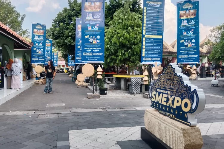 SMEXPO digelar di kawasan Pasar Ngasem Yogyakarta diikuti oleh puluhan stan UMKM (foto: dokumen)