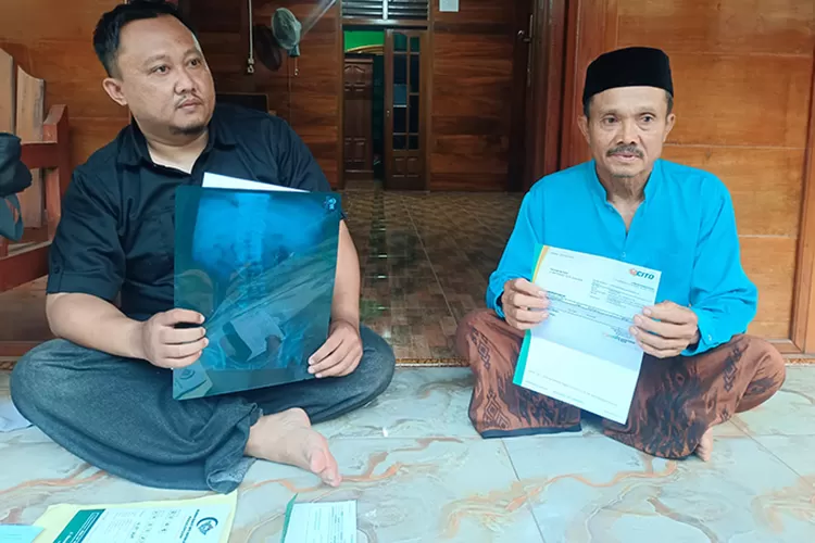 Warga Desa Gondang, Kabupaten Batang, Jawa Tengah, Mistono (kanan) ungkap dugaan malpraktik setelah menjalani operasi di RSUD Kalisari Batang.  (pojokbaca.co.id)