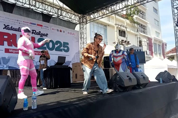 Penampilan Selera Rakyat Musik atau Serra biasa melibatkan Ultraman dan Superhero Gemoy. (Foto: Sulistyanto)
