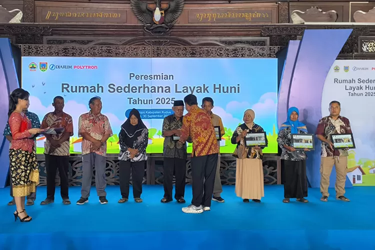 General Manager Community Development PT Djarum Achmad Budiharto secara simbolis menyerahkan piagam bantuan RSLH kepada  warga Kudus penerima manfaat.  (Muhammad Thoriq)