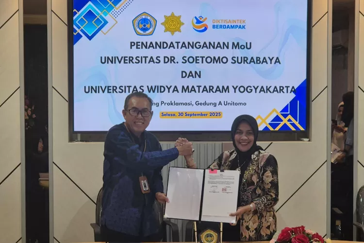 Rektor Universitas Widya Mataram (kiri) dan Rektor Universitas Dr. Soetomo melakukan penandatanganan MoU di Unitomo Surabaya, Selasa (30/9/2025).  (Foto: Dok. Istimewa)