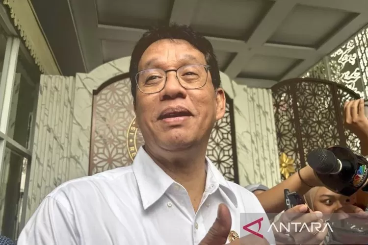 Menteri Keuangan (Menkeu) Purbaya Yudhi Sadewa menjawab pertanyaan wartawan saat dia ditemui di Istana Kepresidenan RI, Jakarta, Selasa (30/9/2025).  (ANTARA/Mentari Dwi Gayati)