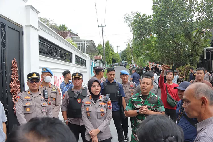 Puluhan nasabah datangi rumah bos Koperasi BLN di Salatiga.  (Dok)