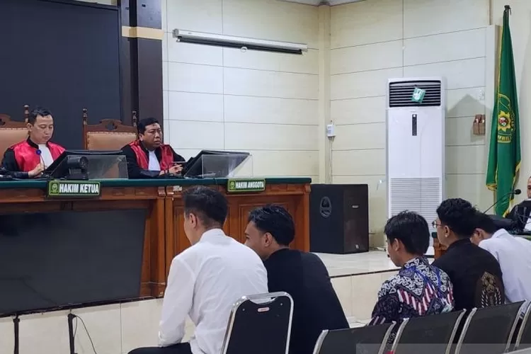 Lima mahasiswa terdakwa kasus kerusuhan saat demonstrasi dalam rangka Hari Buruh di Kota Semarang pada 1 Mei 2025 saat menjalani sidang di PN Semarang, Rabu.  (ANTARA/I.C. Senjaya)