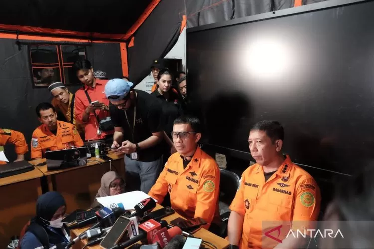 Direktur Operasi Basarnas Laksamana Pertama TNI Yudhi Bramantyo (tengah) di depan awak media dalam konferensi pers terkait evakuasi korban Ponpes Al khoziny di Sidoarjo, Rabu (1/10/2025).  (ANTARA/Fahmi Alfian)