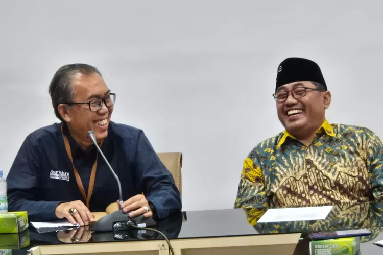 Rektor UWM, Prof. Dr. Edy Suandi Hamid, M.Ec. (kiri) bersama Rektor UMG Prof. Dr. Khoirul Anwar, S.Pd., M.Pd.  (Foto: Dok. Istimewa)