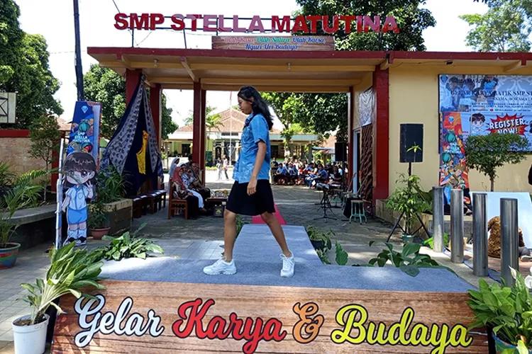 Suasana fashion show SMP Stella Matutina Salatiga.  (Edy Susanto HM )