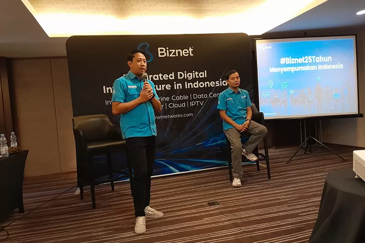 Ageng Prasetyo Aji, Asst. Senior Manager Teritory East 1 (kiri) dan ⁠Wasitya Dwi Anggoro, Regional Manager RO 8 memberikan paparan perjalanan 25 Biznet di Yogyakarta, Kamis (2/10/2025).  (Foto: Sutriono)