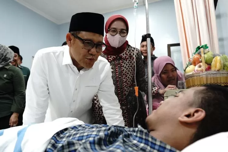 Menteri Koordinator Bidang Pemberdayaan Masyarakat Abdul Muhaimin Iskandar (kedua kiri) saat mengunjungi salah satu korban ambruknya bangunan Pondok Pesantren Al Khoziny Sidoarjo, di salah satu rumah sakit di Sidoarjo, Jawa Timur, Kamis (2/10/2025).  (ANTARA/HO-Kemenko PM)