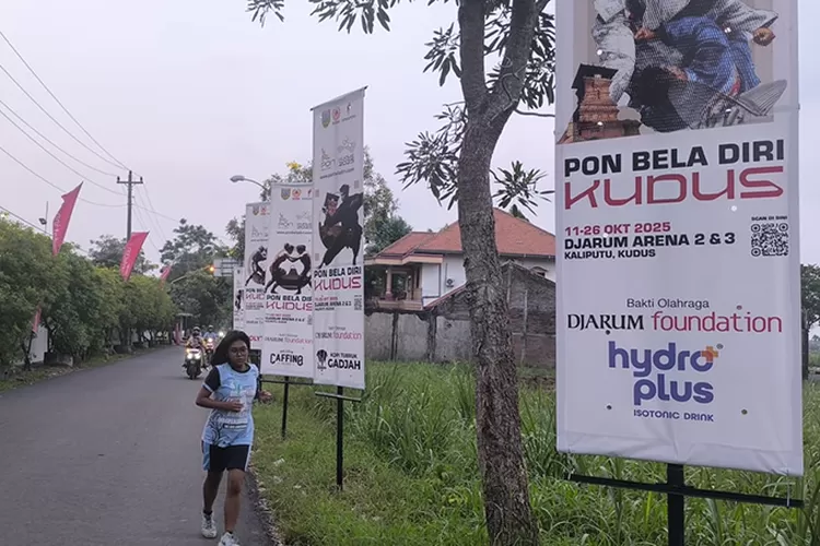 Kudus menjadi tuan rumah PON Bela Diri, puluhan spanduk bertebaran meriah hingga jalan-jalan desa, sambut event nasional tersebut.  (Muhammad Thoriq)