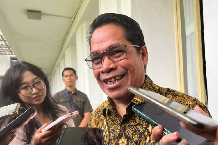 Direktur Jenderal (Dirjen) Minyak dan Gas Bumi (Migas) Kementerian ESDM Laode Sulaeman menjawab pertanyaan awak media ditemui di Kantor Kementerian ESDM, di Jakarta, Jumat (3/10/2025).  (ANTARA/Harianto )