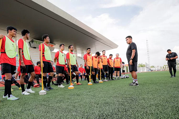 Sebanyak 30 pelatih dan guru olahraga di Kudus mengikuti pelatihan serta sertifikasi kepelatihan lisensi D Nasional, berlangsung di Supersoccer Arena Rendeng Kudus.  (Dok)