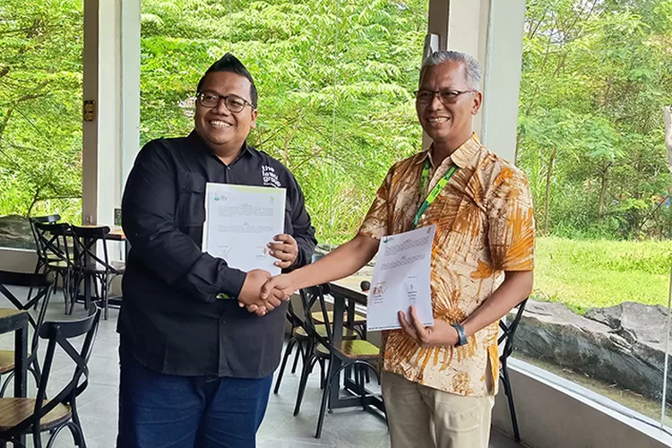 Dua GM usai penandatanganan MoU kerjasama bundling tiket wisata.  (Abdul Alim )