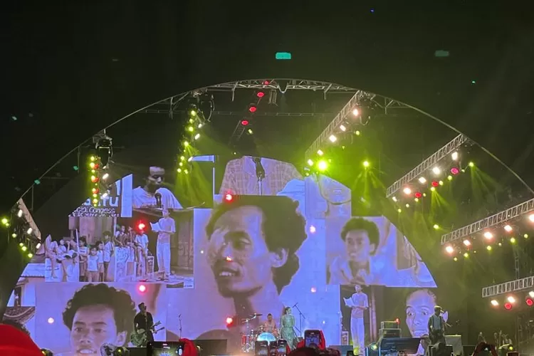 Penampilan grup musik punk rock Superman Is Dead (SID) menggandeng istri Jerinx, Nora Alexandra di panggung hari terakhir gelaran festival musik Synchronize Fest 2025 di Gambir Expo Kemayoran, Jakarta, Minggu (5/10/2025) malam.  (ANTARA/Sri Dewi Larasati)