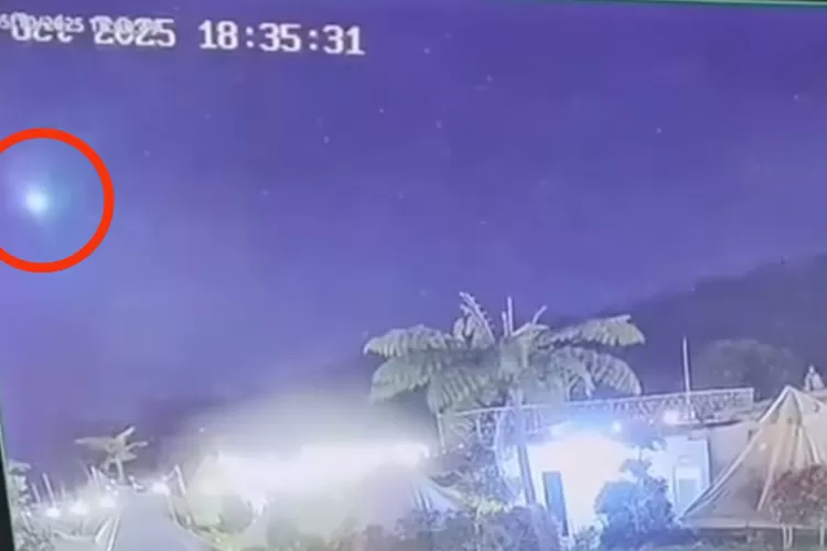 Rekaman CCTV saat sebuah benda asing diduga meteor melintas di kawasan Cirebon, Jawa Barat.  (Instagram/t_djamal)