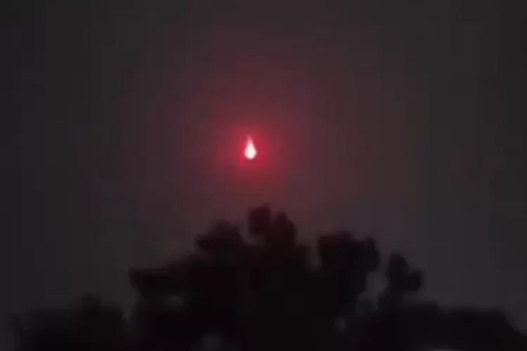 Mengintip fenomena cahaya merah yang terekam meluncur di langit Cirebon, pada Minggu, 5 Oktober 2025 malam.  (X.com/@lambepaklurah)