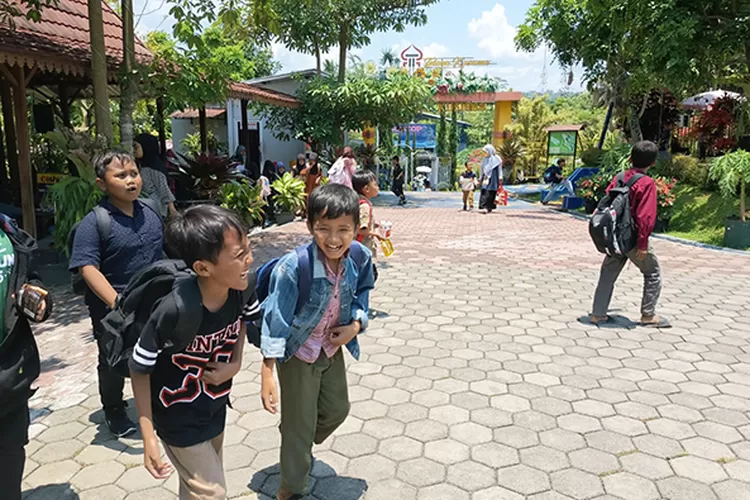 Pengunjung dari siswa sekolah berada di kawasan agrowisata Telaga Kusuma Water Park.  (Abdul Alim )