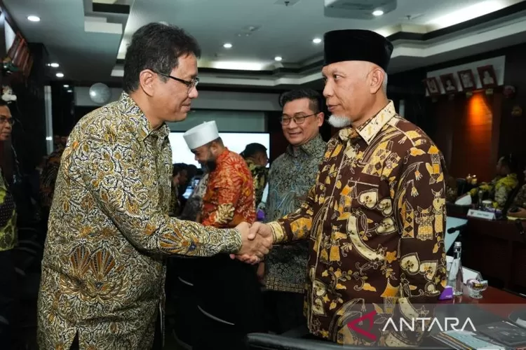 Gubernur Sumbar Mahyeldi (kanan) bertemu Menteri Keuangan RI Purbaya Yudhi Sadewa (kiri) di Jakarta, Selasa (7/10/2025).  (Antara/HO-Humas Pemprov Sumbar)