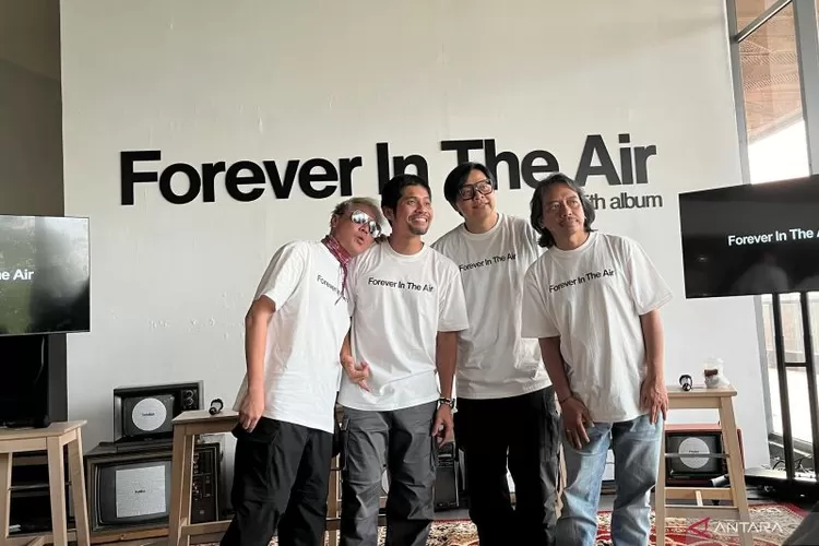 Grup band GIGI merilis album penuh ke-25 bertajuk &ldquo;Forever In The Air&rdquo;, dalam konferensi pers di Jakarta, Rabu (8/10/2025).  (ANTARA/Sri Dewi Larasati)