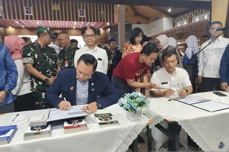 Menteri Koordinator Bidang Infrastruktur dan Pembangunan Kewilayahan Agus Harimurti Yudhoyono (AHY) dan Gubernur Jateng Ahmad Luthfi menuliskan kata-kata motivasi untuk para siswa SMA Pradita Dirgantara di Boyolali, Jawa Tengah, Rabu (8/10/2025).  (ANTARA/Aris Wasita)