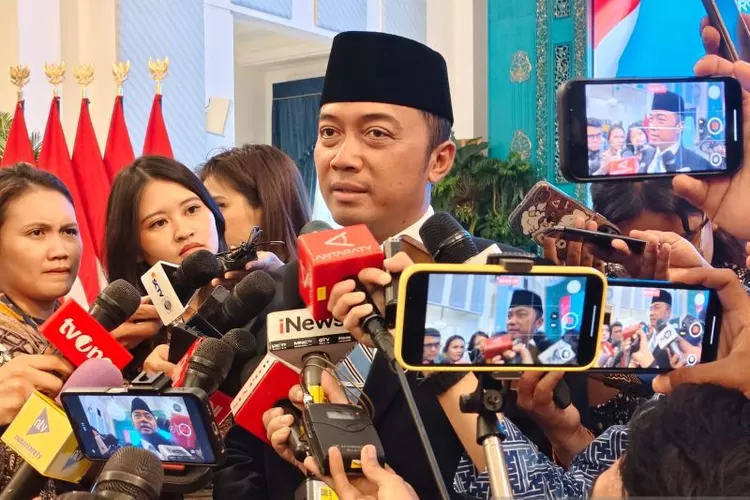 Menteri Sekretaris Negara Prasetyo Hadi memberikan keterangan usai pelantikan sejumlah pejabat di Istana Negara, Jakarta, Rabu (8/10/2025).  (ANTARA/Fathur Rochman)