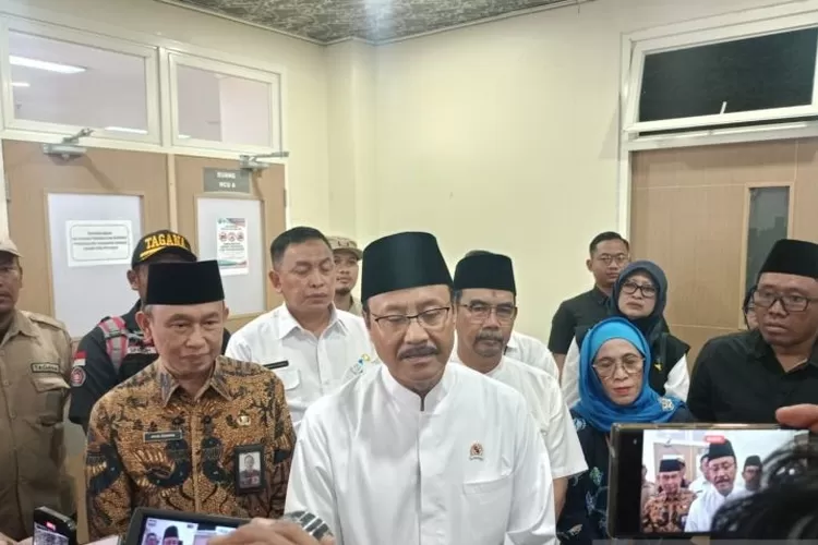 Mensos Saifullah Yusuf atau Gus Ipul (tengah) saat memberikan keterangan usai menjenguk korban runtuhnya Ponpes Al Khoziny, di RSUD Sidoarjo, Jumat (10/10/2025).  (ANTARA/Fahmi Alfian )